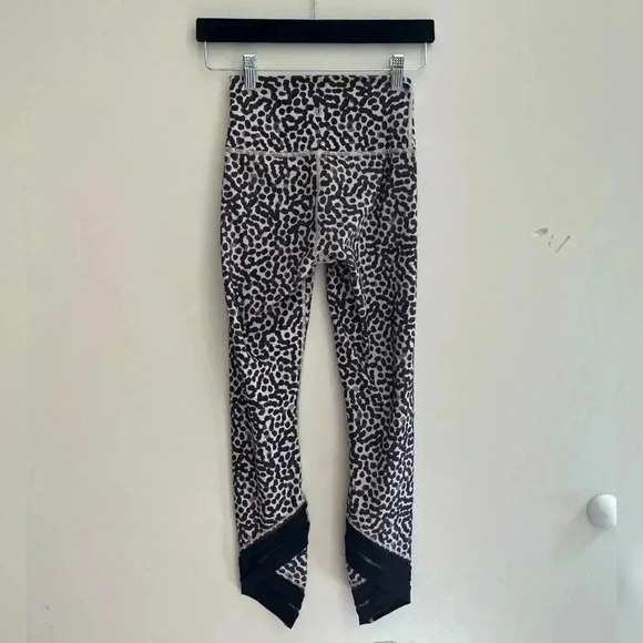 Lululemon High Times Pant *Wrap Mesh
Ace Spot Grain Black / Black - Picture 4 of 9